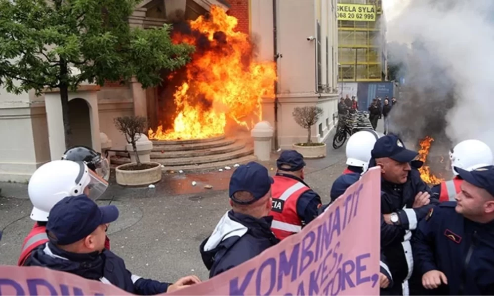 arnavutlukta-yolsuzluklari-protesto-eden-ofkeli-kalabalik-belediye-binasini-yakti-4lFIquSw.jpg