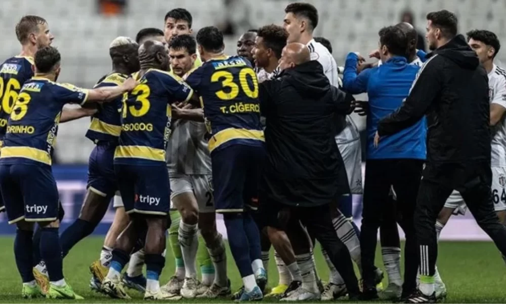 son-dakikalarda-ortalik-karisti-besiktas-ankaragucu-macinda-futbolcular-birbirine-girdi-VRBTmDiQ.jpg